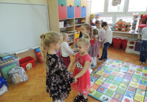 dzieci tańczą w parach w małych kółkach